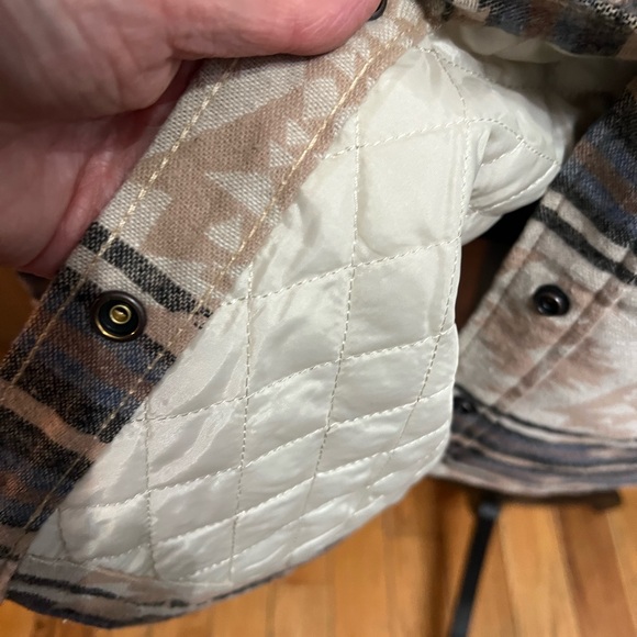 Wrangler Retro Tan and Gray Patterned Women’s Shacket Jacket - Picture 4 of 10